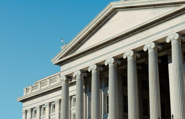 Decoding the Market: Impact of a FED Rate Cut on Stock Valuations