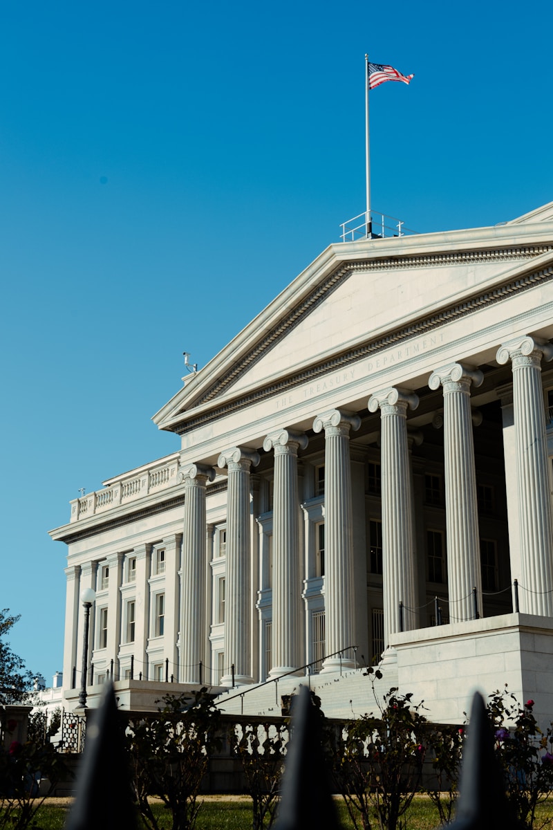 Decoding the Market: Impact of a FED Rate Cut on Stock Valuations