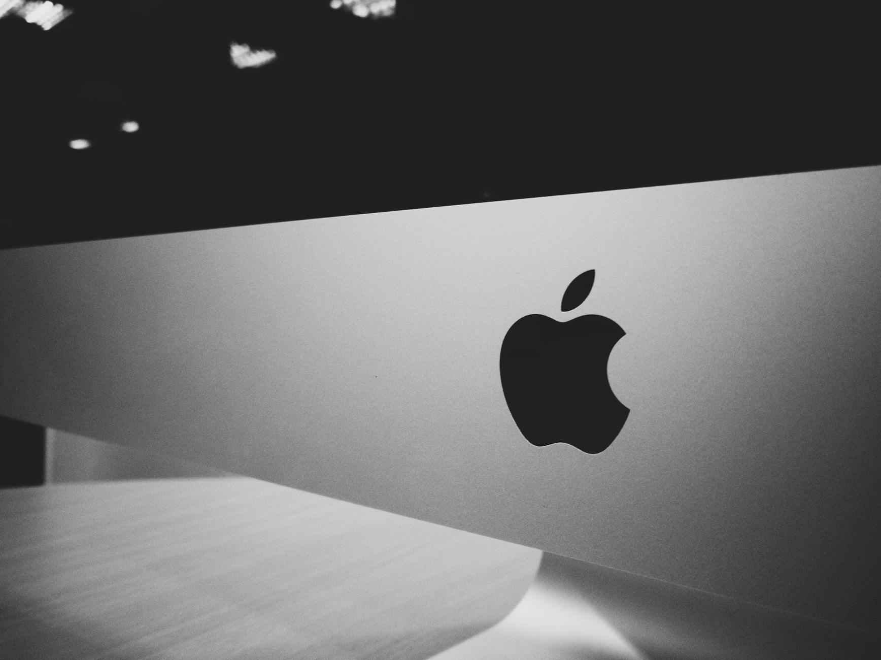 Apple AI Revolution: Innovation Boost or Valuation Trap for Investors
