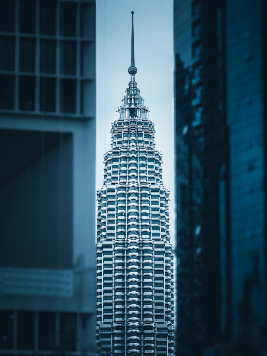 A very tall building in the middle of a city